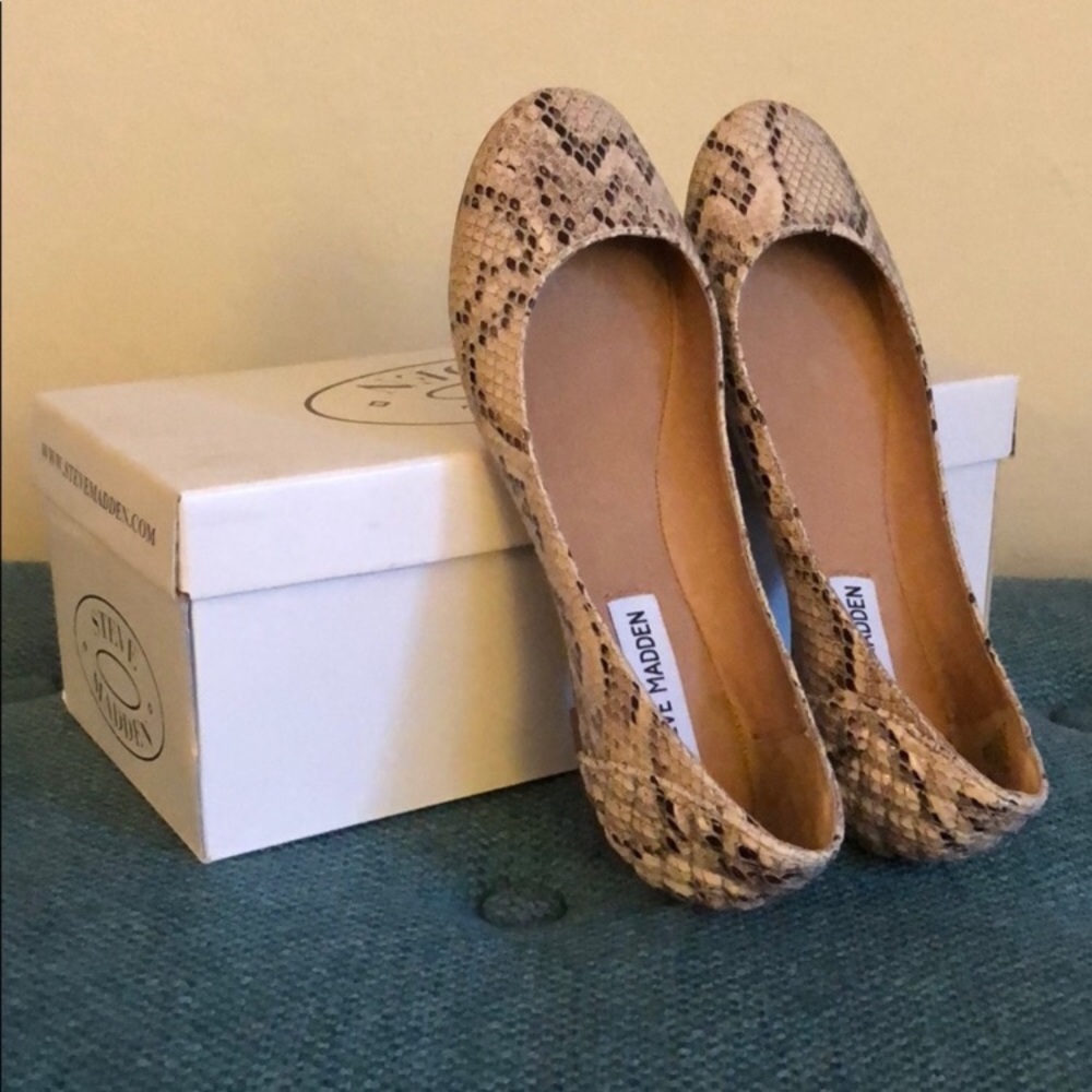 NIB Steve Madden Snakeskin Flat